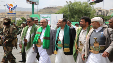 Le président Al-Mashat passe en revue les derniers arrangements sur la place de l'événement Mawlid Al-Nabawi et effectue la prière du vendredi à la mosquée du peuple