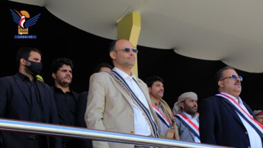 El presidente Al-Mashat asiste al desfile militar y a la ceremonia de graduación de un grupo de miembros del Séptimo Distrito Militar en la gobernación de Al-Bayda.