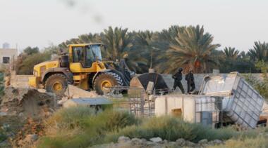 Zionistische feindliche Bulldozer zerstören ein Haus im Flüchtlingslager Schuafat im besetzten Al-Quds