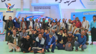 Les dirigeants et les employés de l'Autorité Zakat à Taiz visitent l'exposition Al-Shuhada (martyrs) et leurs cimetière à Al-Hawban