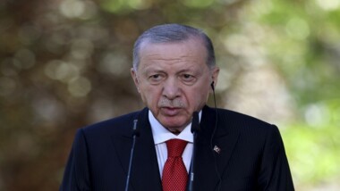 أردوغان يعلن عن مبادرة لفرض حظر على تصدير الأسلحة إلى الكيان الصهيوني