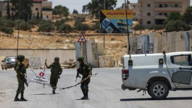 Der zionistische Feind verhaftet drei Palästinenser aus Hebron und verschließt mehrere Eingänge nach Bethlehem