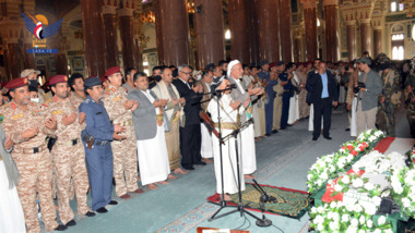 El presidente Al-Mashat presenta a los dolientes del cuerpo del comandante mártir de la Fuerza Aérea, el general de división Ahmed Al-Hamzi