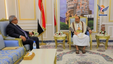 Le président Al-Mashat rencontre Dr. Bin Habtoor et loue ses efforts