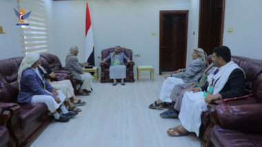   Le président Al-Mashat rencontre le cheikh Ali Julidan et un certain nombre de cheikhs de la tribu Haschid