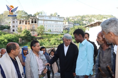 Commissioned by President Al-Mashat. Ibb Governor reviews flood damage to homes of Bilal's grandchildren, honors Al-Fakhri young man