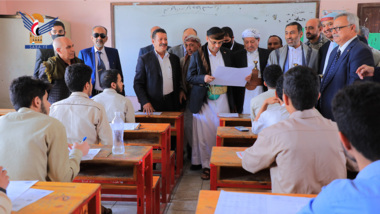 Le président Al-Mashat visite les deux centres de test des écoles Al-Shuhada et Al-Muatasim dans la capitale Sanaa