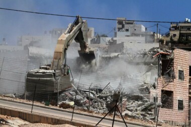 L'ennemi sioniste ‘israélien’ démolit une maison à Naplouse et une mosquée dans le Néguev occupé