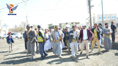 Consulte el avance de los trabajos de asfaltado de la calle 24 Al-Sawad en el nuevo distrito de Sanaa