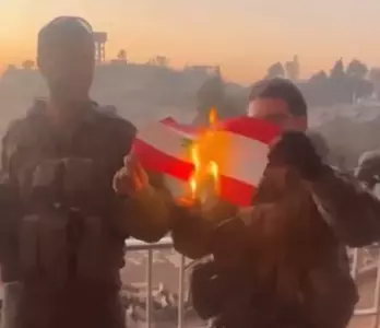 Une vague de colère massive après que les soldats ennemis sionistes ont brûlé le drapeau libanais