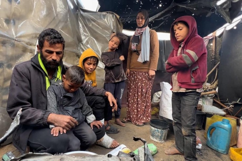 Sus cuerpos están agobiados por el dolor... El invierno intensifica el sufrimiento de los heridos de Gaza