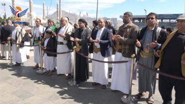 Los Miembros del Buró Político de Ansar Allah y de los partidos antiagresión visitan el santuario del mártir Al-Samad y sus compañeros