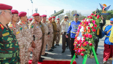 قيادات وزارة الدفاع ورئاسة هيئة الأركان تزور ضريح الشهيد الرئيس الصماد ورفاقه 