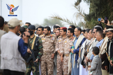 Le président Al-Mashat reçoit les prisonniers libérés à l'aéroport international de Sanaa