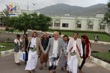 Le gouverneur d'Ibb passe en revue les services touristiques fournis aux visiteurs de la station touristique