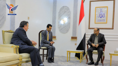 Al-Mashat meets UN Resident Coordinator for Yemen