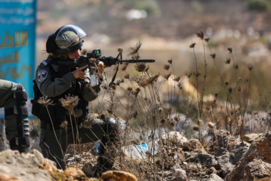 العدو الصهيوني يصيب عاملاً فلسطينياً بالرصاص ويعتقل طفلاً من عصيرة القبلية