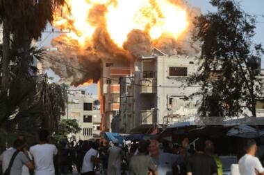 Acht Märtyrer, als der zionistische Feind ein Haus in Beit Lahia nördlich des Gazastreifens bombardierte