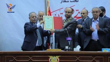   Le président du Parlement remet au président Al-Mashat la médaille de l'unité de première classe