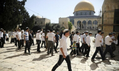 Dutzende Siedler stürmen die Al-Aqsa-Moschee