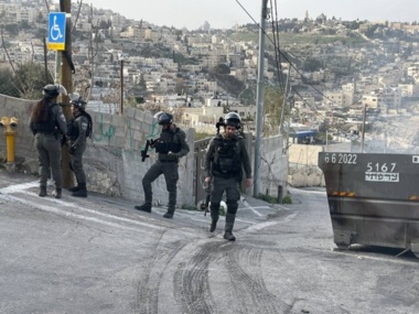 Enemy tightens its military measures in Nablus, storms Qalqilya, seizes vehicles in Yatta