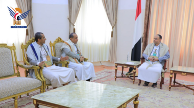 Le président Al-Mashat rencontre le directeur du bureau de la présidence et le ministre du Service