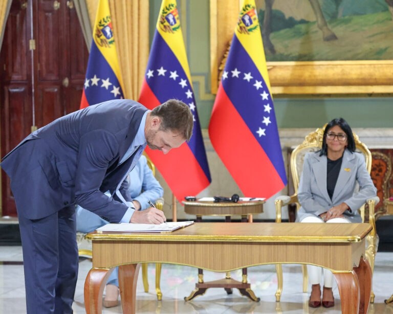 Venezuela firma acuerdo con Shell para desarrollar la primera fase del campo de gas Loran