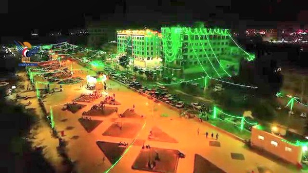 Luces de Mawlid inundan las costas de Hodeidah, escribiendo sus mensajes en verde sobre las olas
