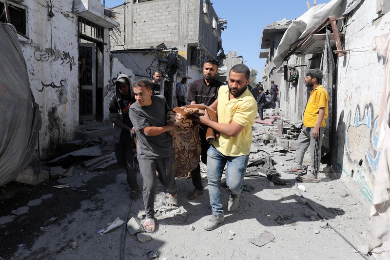 Un Paramédico fue martirizado y varios heridos en ataque aéreo israelí contra un vehículo al oeste de Khan Younis