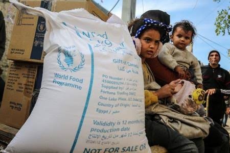 La decisión del enemigo israelí de prohibir las organizaciones humanitarias: entre el control de la seguridad y la asfixia del pueblo palestino