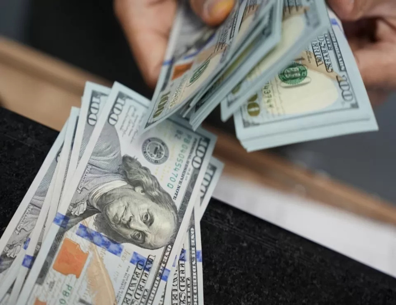El dólar sube ante la expectativa de conversaciones sobre las tensiones en el Medio Oriente