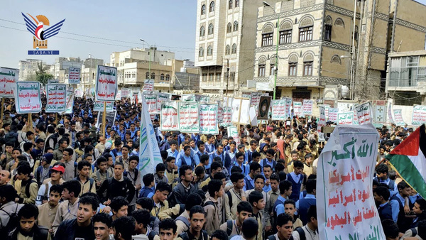 Masivas marchas estudiantiles yemenítas en solidaridad con los niños de Gaza y su compromiso de apoyarlos hasta la victoria