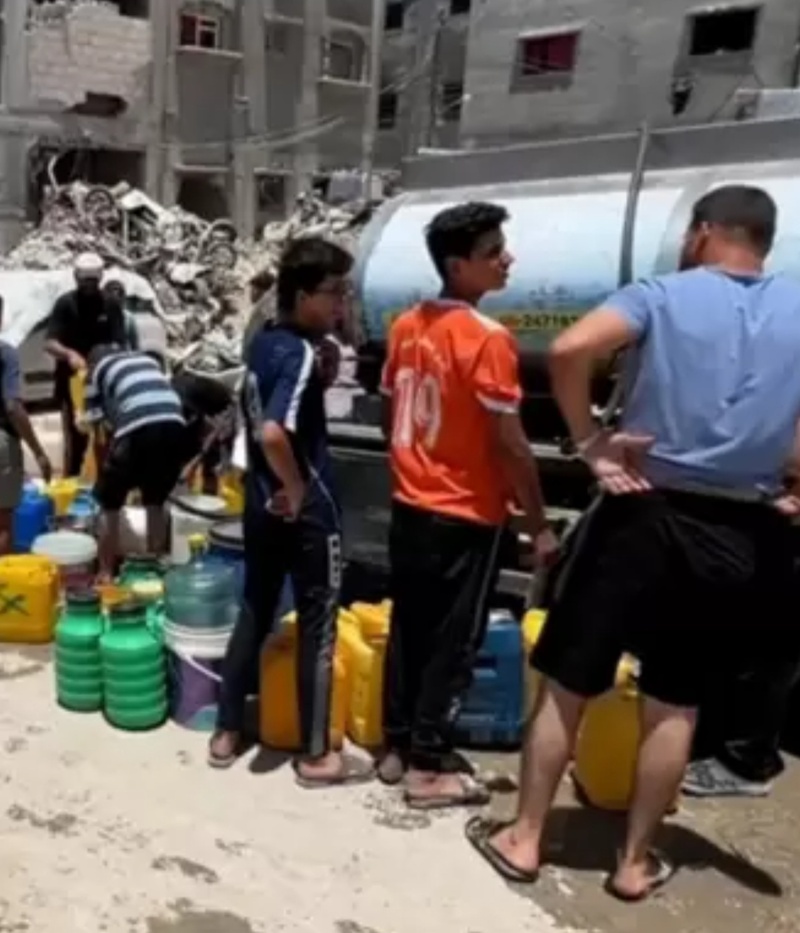 La sed de verano se intensifica en los campamentos de Gaza… Una grave crisis hídrica amenaza la vida de cientos de miles de desplazados