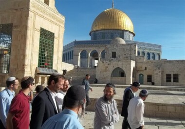 Des troupeaux de colons sionistes prennent d’assaut la mosquée bénie d’Al-Aqsa