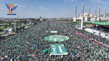 حشود مليونية تشارك في المهرجان المحمدي الأكبر بميدان السبعين في العاصمة صنعاء 