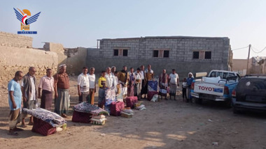 Distribution de cadeaux et de paniers alimentaires aux familles des martyrs du district de l'île de Kamaran à Hodeidah