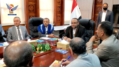 El presidente Al-Mashat celebra una reunión con el sector bancario en el Banco Central de Sana'a.