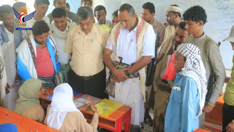 El gobernador de Hodeidah inspecciona las actividades de verano y los exámenes de certificación de educación básica en Al-Durayhimi.