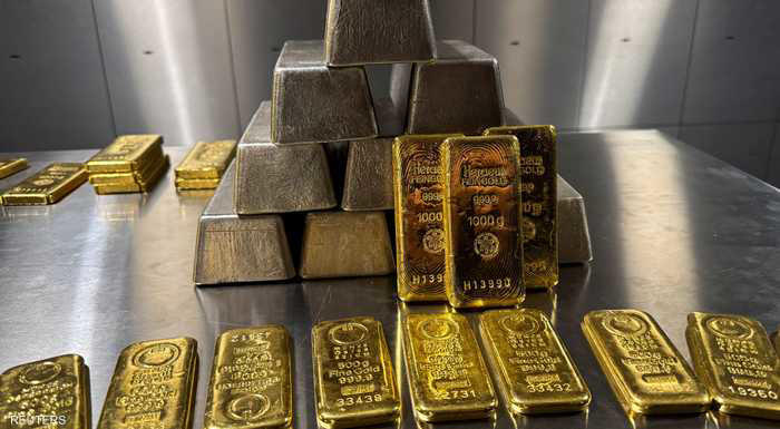 El oro se encamina a su peor desempeño mensual en 17 años ante la disminución de las esperanzas de un recorte de las tasas de interés