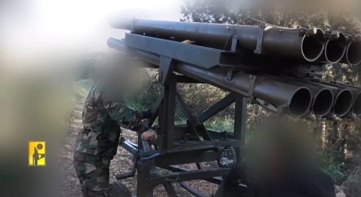 Combatientes de la Resistencia Libanesa se enfrentan en intensos combates con el Ejército Israelí, atacando sus posiciones y asentamientos