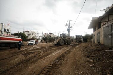 إصابة أربعة فلسطينيين وإحراق ثلاثة منازل ومحل تجاري في مخيم جنين