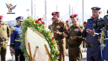 Líderes militares colocan una ofrenda floral en la tumba del mártir, el Presidente Saleh Al-Sammad