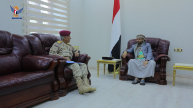  Le président Al-Mashat rencontre le commandant de la 310e brigade, le général de brigade Al-Andouli