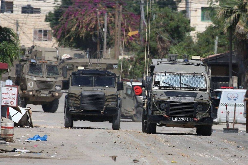 enemigo sionista​ allanan pueblos y aldeas en Ramala, Cisjordania ocupada
