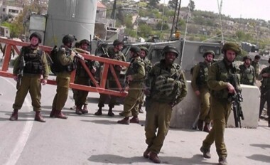 Zionist enemy sets up military checkpoint at eastern entrance of Qalqilya, invades town of Al-Khader south of Bethlehem