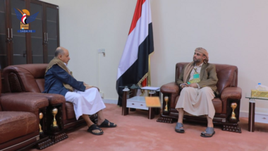  Le président Al-Mashat rencontre le cheikh Adel Dhamran et salue le rôle des habitants des régions centrales dans la lutte contre l'agression