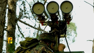 Hisbollah veröffentlicht Szenen, in denen sie einen feindlichen Militärbulldozer in der Nähe der Grenzmauer in Kafr Kila angreift