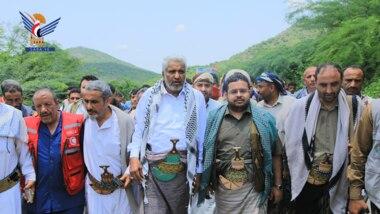 وزیر حمل و نقل، کار امداد رسانی و تعمیر جاده در ولسوالى ملحان در المحویت را بررسی می کند