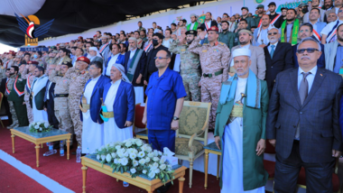 El presidente Al-Mashat presenció el solemne desfile militar con motivo del noveno aniversario de la Revolución del 21 de Septiembre