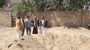 Inspection  l'avancement des travaux sur un projet d'assainissement dans le district de Shu'aub , capitale, Sanaa